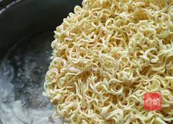 Illustration of Spicy Bean Sprout Pork Noodles 9