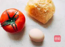 Illustration of how to make tomato, egg and tofu skin soup 1