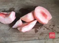 Illustration of how to make fresh peach rock sugar water 7
