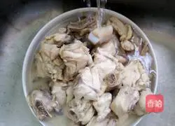 Illustration of how to make purple clay pot mushroom and chicken soup 4