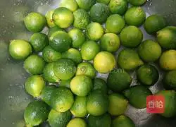 Illustration of how to make passion fruit, green orange, honey and lemonade 3