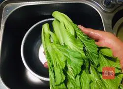 Illustration of how to make mustard shredded pork soup 4