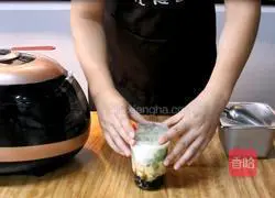 Illustration of how to make matcha fresh milk 5