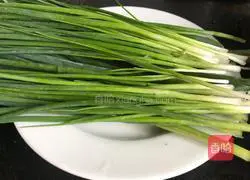 Illustration of how to make grilled crucian carp with green onions 2