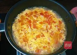 Illustration of how to make tomato and egg drop soup 12