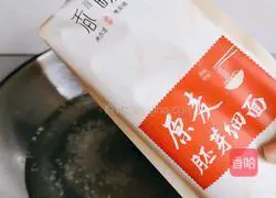 Illustration of how to make garlic sprouts and sour noodles 6