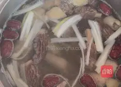 Illustration of how to make morel chicken soup 3