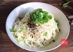  Illustration of how to make noodles with scallion oil 5