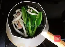 Illustration of how to make shrimp and vegetable rice noodles 4