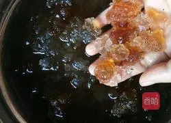 Illustration of how to make papaya stewed with milk and peach gum 3