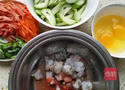 Illustration of how to make shrimp ball and loofah soup 1