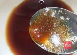 Illustration of making dumpling skin with oily noodles 8