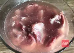 Illustration of how to make yam and corn spine soup 1