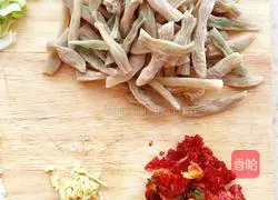 Illustration of how to make steamed noodles with dried beans 1