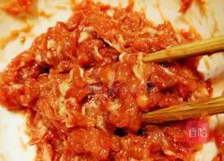 Illustration of how to make pork and celery wontons 2