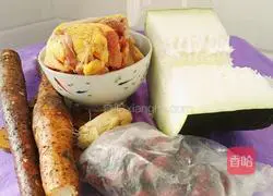 Illustration of how to make yam, red dates and chicken soup 1