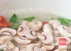 Illustration of how to make scrambled eggs with green and red peppers and mushrooms 9