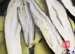 Illustration of how to mix eggplant with potatoes 4