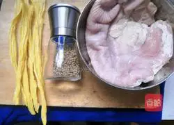 Illustration of how to make pepper, bamboo and pork belly soup 1