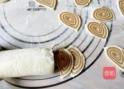 Illustration of how to make snack cat ears 9