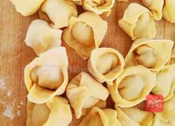 Illustration of how to make shrimp wontons 10