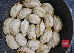 Illustration of how to make fried dumplings with fresh vegetables and eggs 13