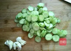 Illustration of how to make cucumber and scrambled eggs 2