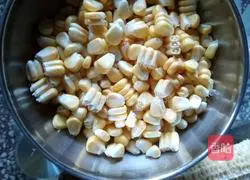 Illustration of how to make freshly squeezed corn juice 1