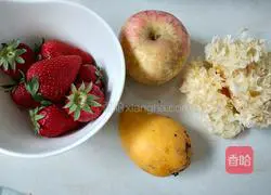 Illustration of how to make fruit white fungus soup 1
