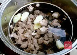 Illustration of how to make braised beef and radish soup 3