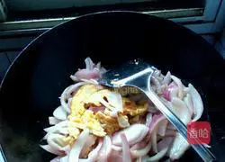 Illustration of how to make fried onions and eggs 6