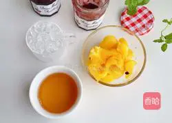 Illustration of how to make pineapple and raspberry soda ice drink 2