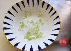 Illustration of how to make Longxu Noodles in Clear Soup 1