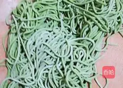 Illustration of how to make spinach noodles 6 