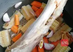 Illustration of how to make lamb leg soup 2