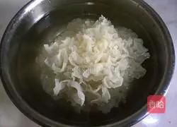 Illustration of how to make lotus seed and white fungus soup 4