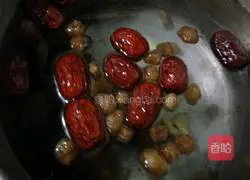 Black-bone chicken candied dates Illustration of how to make longan soup 3