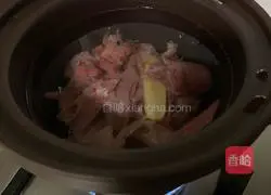 Illustration of how to make red dates and pigeon soup 2