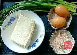 Illustration of how to make shrimp skin, egg and leek soup 1