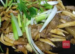 Illustration of how to stir-fry bacon with king oyster mushroom 4