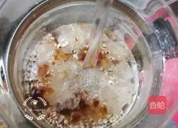 Illustration of how to make peach gum, white fungus and barley soup 6