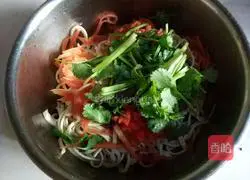 Illustration of how to make sesame paste mixed with tofu skin 7