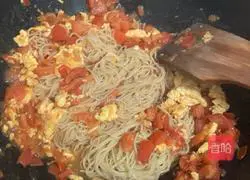 Mix tomatoes and eggs Illustration of making noodles 8