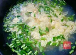 Illustration of how to make shrimp skin, egg and leek soup 6