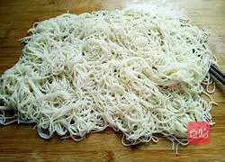 Illustration of Sichuan Style Chicken Shredded Cold Noodles 4