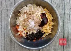 Illustration of how to make carotene stuffed buns 12