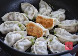 Illustration of how to make pork and celery fried dumplings 12