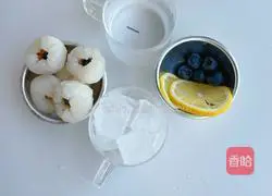 Illustration of how to make lychee and blueberry sparkling drink 5