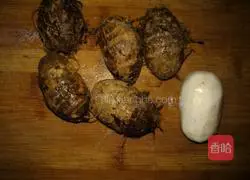 Illustration of how to make taro and bean sprout soup 1