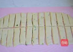 Illustration of how to make scallion fried dough sticks 4